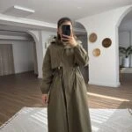 KAPÜŞONLU UZUN BEL BÜZGÜ SIRT KAPAK VİSKON TRENÇ - HAKİ
