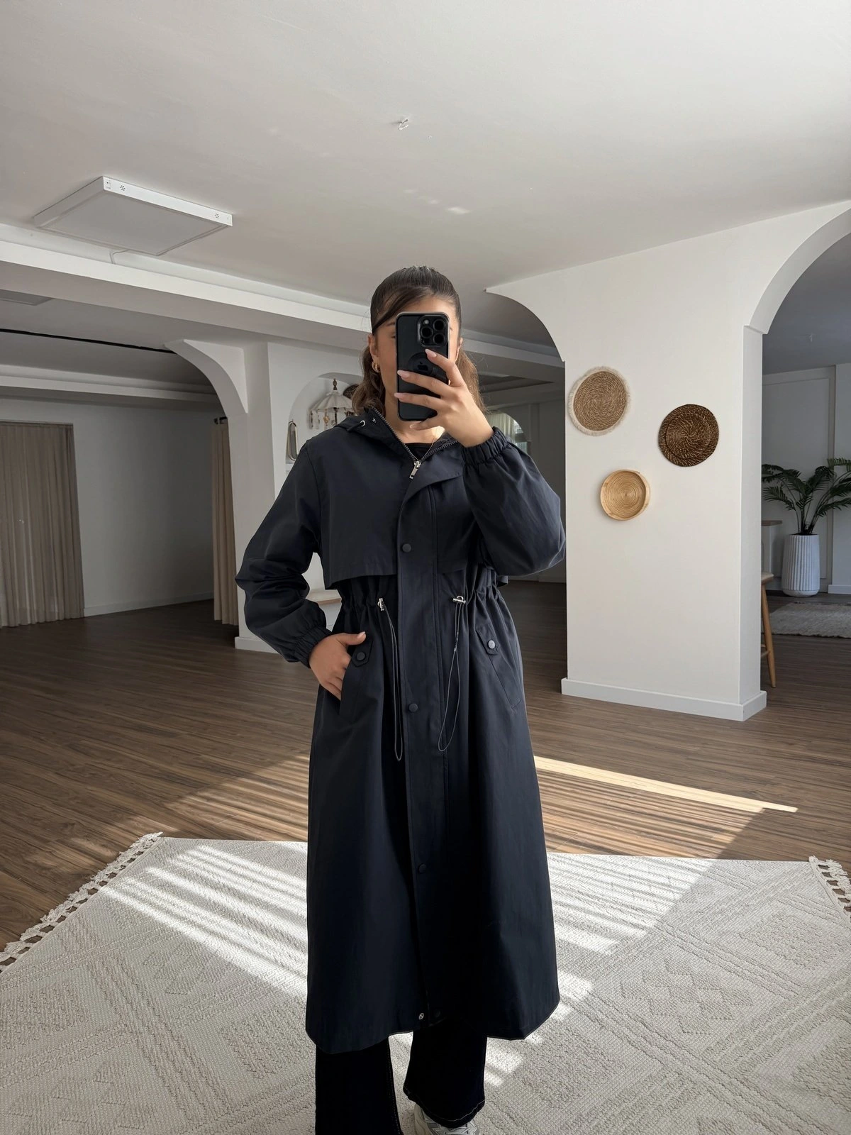 KAPÜŞONLU UZUN BEL BÜZGÜ SIRT KAPAK VİSKON TRENÇ - LACİVERT - Görsel 1