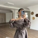 KAT YAKA DÜŞÜK OMUZ KOL BAĞ DETAY TİRİL İNCE BLUZ - KAHVE