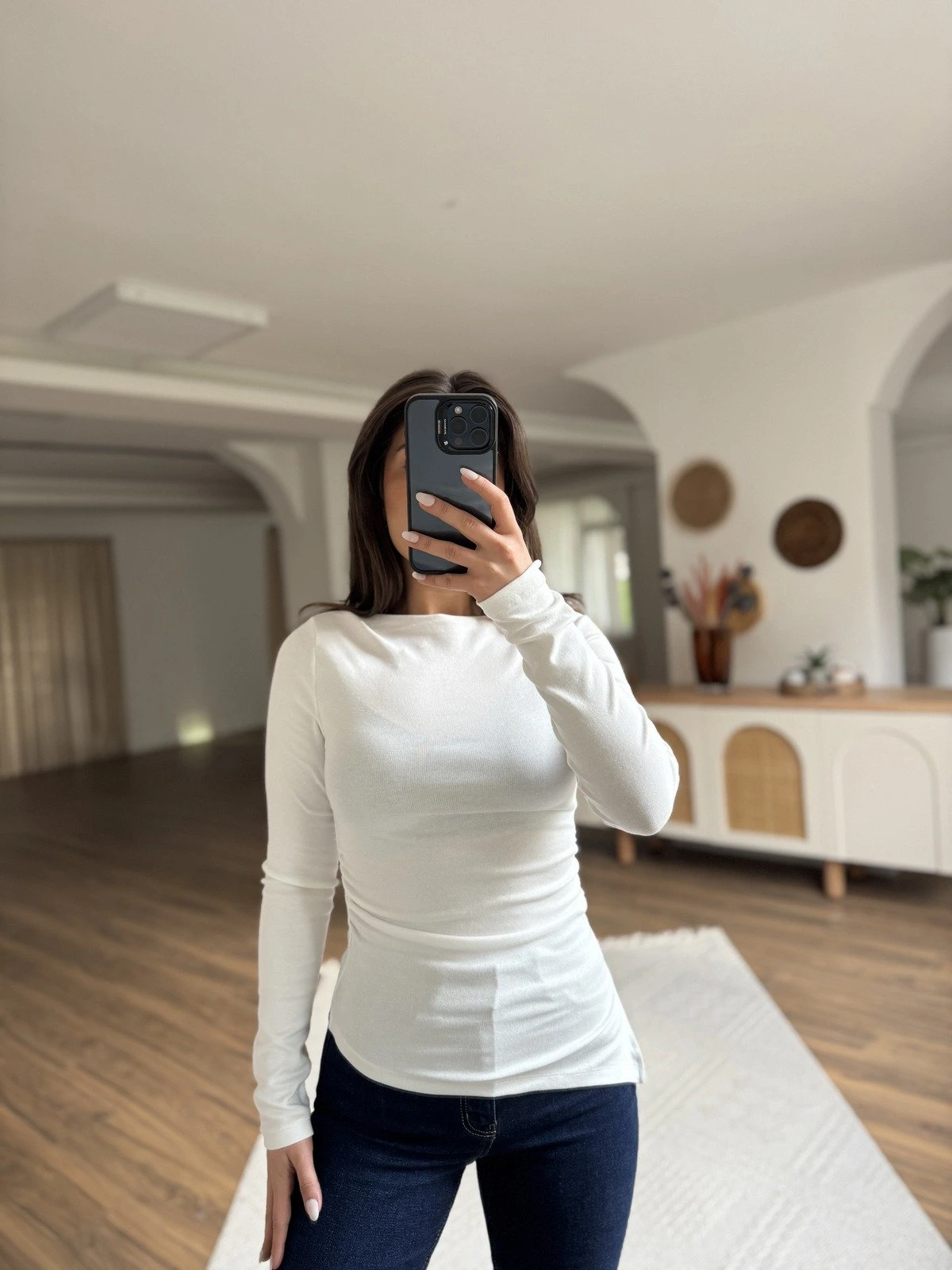 KAYIK YAKA ETEĞİ ASİMETRİK YAN BÜZGÜ PAMUK MODAL BLUZ - EKRU - Görsel 1