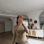 KAYIK YAKA ETEĞİ ASİMETRİK YAN BÜZGÜ PAMUK MODAL BLUZ - VİZON