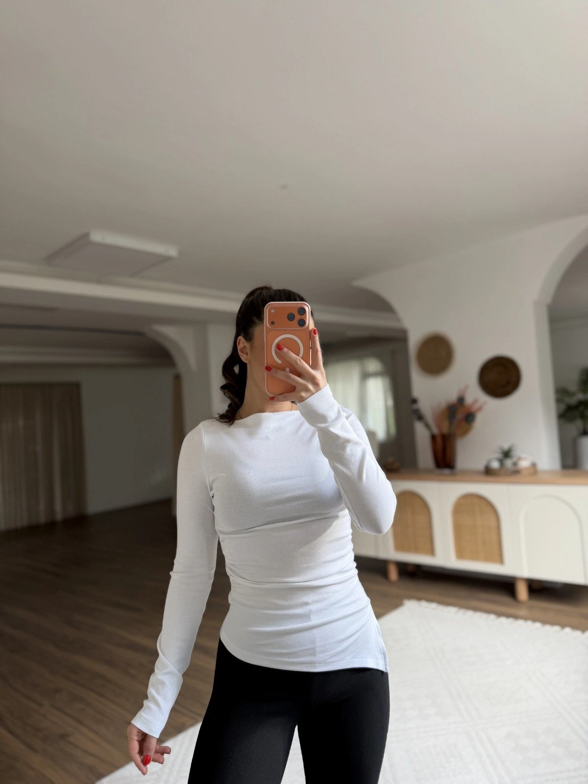 KAYIK YAKA ETEĞİ ASİMETRİK YAN BÜZGÜ PAMUK MODAL BLUZ - AÇIK EKRU - Görsel 1