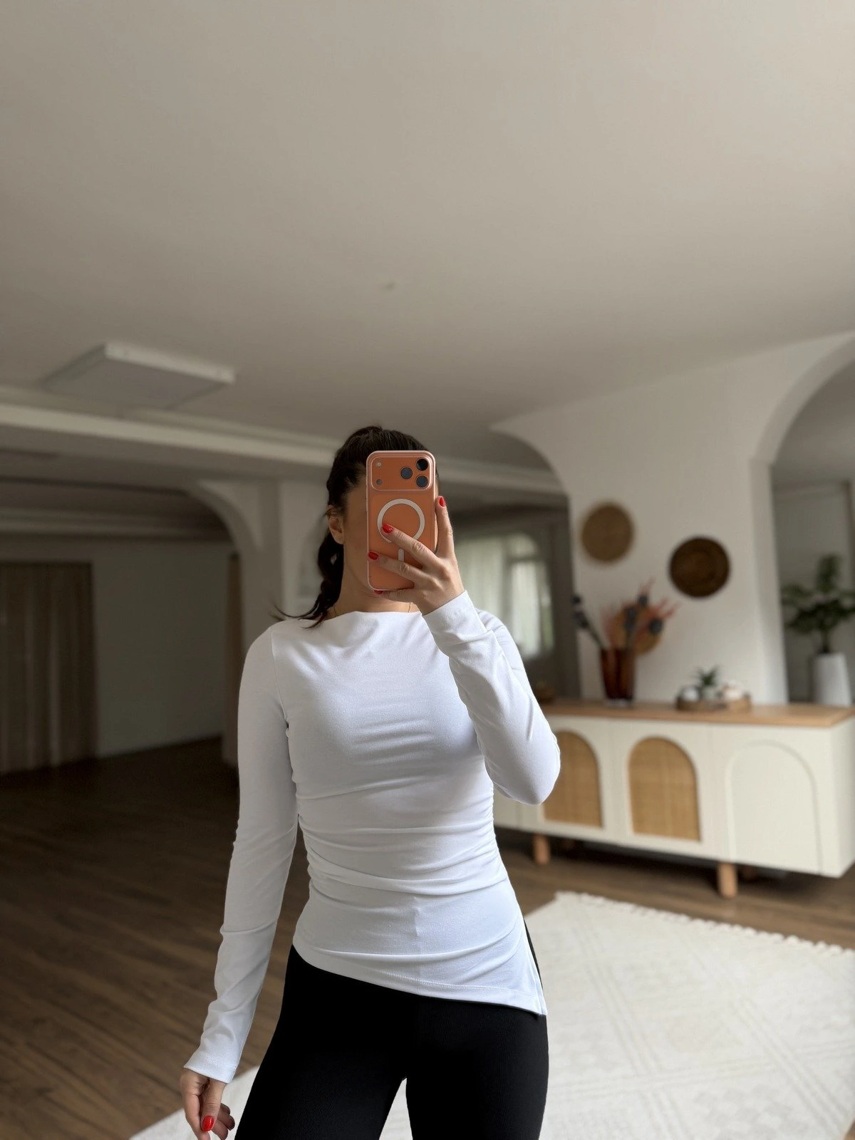 KAYIK YAKA ETEĞİ ASİMETRİK YAN BÜZGÜ PAMUK MODAL BLUZ - BEYAZ - Görsel 1