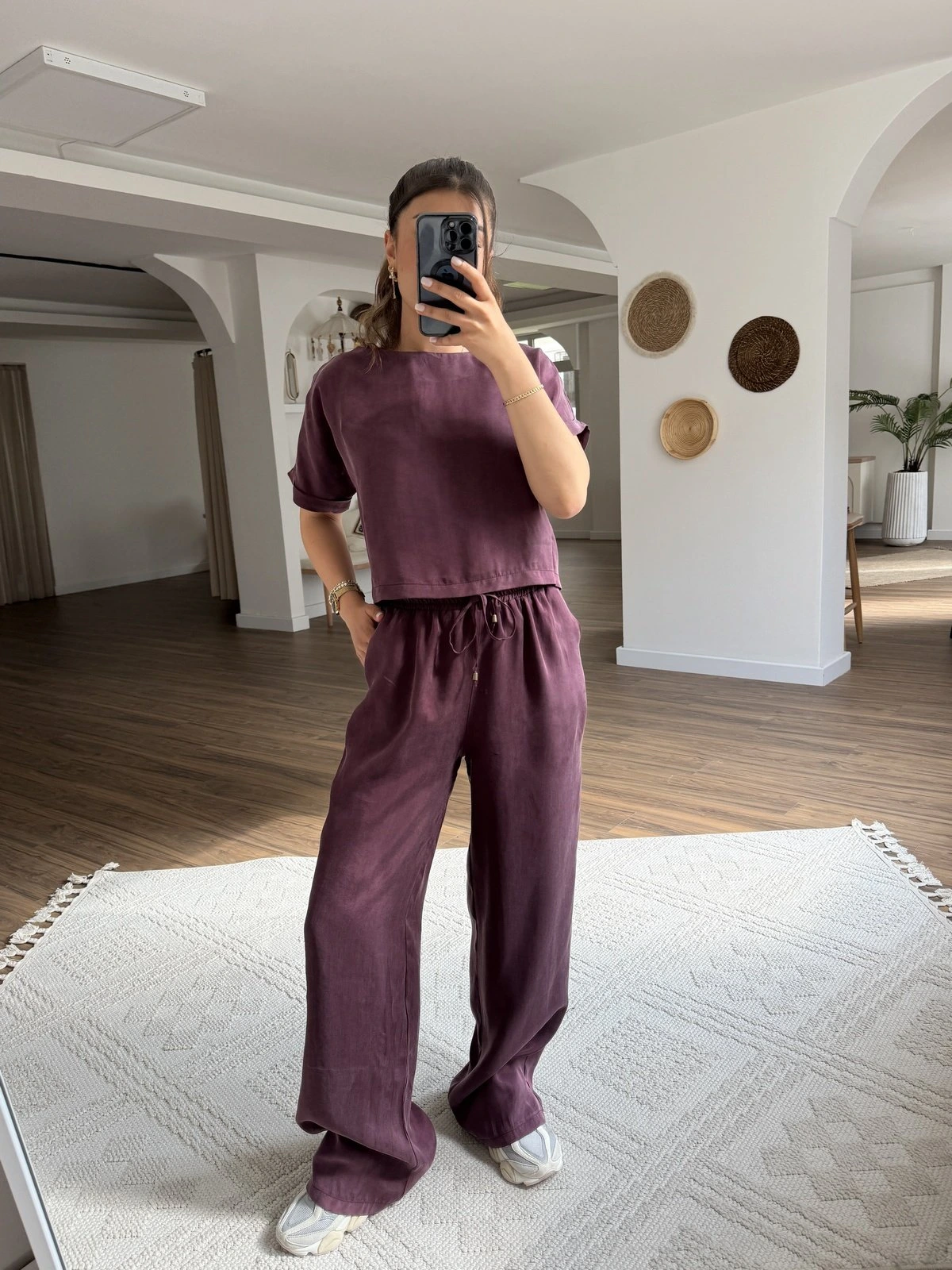 KISA KOL BLUZ BEL LASTİK PANTOLON PARLAK DOKU TAKIM - BORDO - Görsel 1