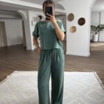 KISA KOL BLUZ BEL LASTİK PANTOLON PARLAK DOKU TAKIM - ZÜMRÜT YEŞİL