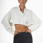 KOL SIRA DÜĞMELİ CEP YAZI DETAY CROP GÖMLEK - EKRU