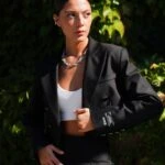 KOL YAZI DETAY TASARIM CROP CEKET - SİYAH