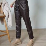 KROKODİL DESEN DİZ DİKİŞLİ DERİ PANTOLON - KAHVE