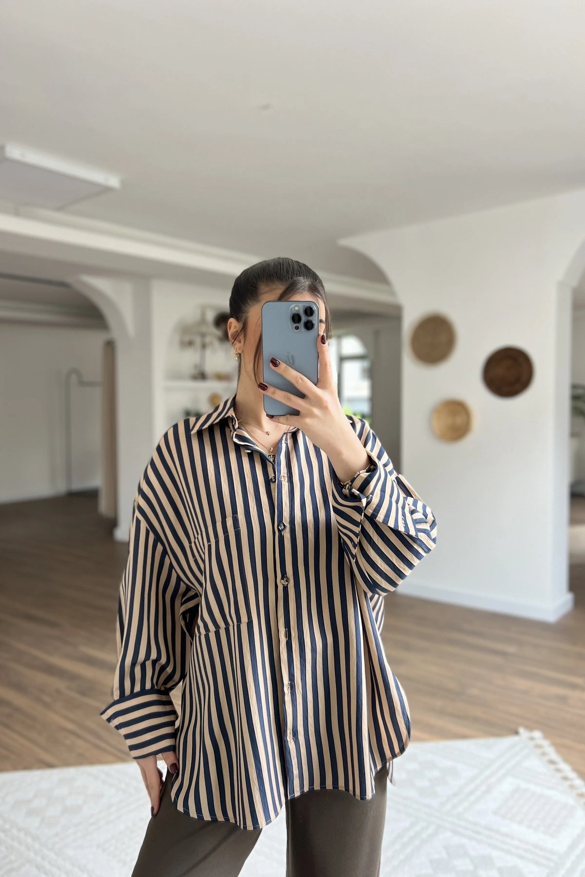 KUMAŞ DÜĞME ÇİZGİLİ GENİŞ MANŞET OVERSİZE VİSKON GÖMLEK - CAMEL LACİVERT - Görsel 1