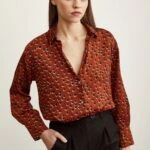 MİNİMAL DESEN V YAKA SATEN GÖMLEK - AÇIK KAHVE