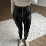 NEVRU DİKİŞ DETAY FERMUARLI PARLAK DERİ TAYT - SİYAH