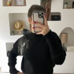 OMUZ BONCUK TAŞ DİK YAKA KAZAK - SİYAH