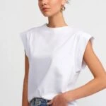 OMUZ DİKİŞ DETAY KOL DOKUMA SALAŞ PAMUK TİŞÖRT - BEYAZ