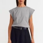 OMUZ DİKİŞ DETAY KOL DOKUMA SALAŞ PAMUK TİŞÖRT - GRİ