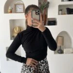 OMUZ YAN BÜZGÜ DİK YAKA CROP BLUZ - SİYAH