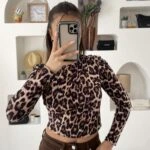 OMUZ YAN BÜZGÜ DİK YAKA LEOPAR CROP PAMUK BLUZ - LEOPAR