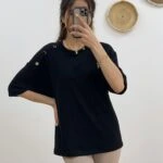 OMUZ YAN DÜĞME TİŞÖRT - SİYAH