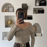 OMUZLARI AÇIK DÜĞMELİ PAMUK KISA BLUZ - AÇIK TAŞ