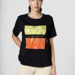 ÖN ÇİFT RENK VE SİMLİ BASKI KISA KOL TİŞÖRT - SİYAH