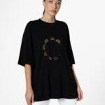 ÖN DELİKLİ NAKIŞ DETAY TİŞÖRT - SİYAH