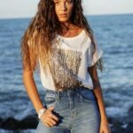 ÖN KABARTMA BASKI VE TAŞLI DÜŞÜK KOL TİŞÖRT - EKRU