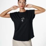 ÖN MİNİ ÇİÇEK NAKIŞLI KISA KOL TİŞÖRT - SİYAH