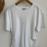 ÖN YIRTMAÇ YAN PİLİ DETAY PAMUK TİŞÖRT - BEYAZ