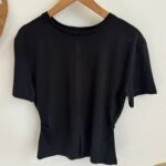 ÖN YIRTMAÇ YAN PİLİ DETAY PAMUK TİŞÖRT - SİYAH