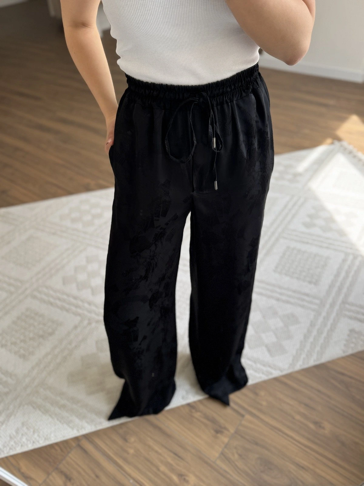 PARLAK DESEN DOKU İPEK VİSKON BEL LASTİK PANTOLON - SİYAH - Görsel 1