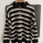 POLO YAKA DÜĞMELİ ŞERİT ÇİZGİLİ KAZAK - KOYU KAHVE