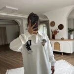 POLO YAKA ÖN ARKA YAZI BASKI ARMALI ETEĞİ YIRTMAÇ BİYELİ PAMUK SWEAT - EKRU