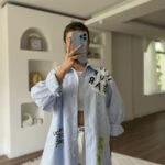 RENKLİ YAZI BASKI SIRT ORGANZE ÇİZGİLİ PAMUK GÖMLEK - MAVİ