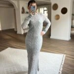 SAÇ ÖRGÜ ASARLI YAN YIRTMAÇ AJURLU UZUN TRİKO ELBİSE - GRİ