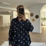 SERPME DOKU İŞLEME TEK CEP SALAŞ PAMUK GÖMLEK - LACİVERT BEYAZ