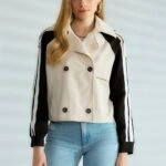 SIRT KAPAKLI KOL ÇİZGİLİ PAMUK KISA TRENÇ - TAŞ