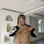 SIRT KAPAKLI KOL ÇİZGİLİ PAMUK KISA TRENÇ - A.CAMEL