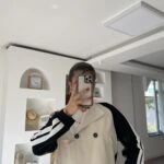 SIRT KAPAKLI KOL ÇİZGİLİ PAMUK KISA TRENÇ - TAŞ