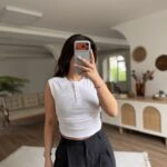 TEK YAN BÜZGÜ DÜĞMELİ KOLSUZ ATLET - BEYAZ