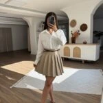 ÜSTÜ GÖMLEK ETEĞİ SÜET PİLE KEMERLİ MİNİ ELBİSE - BEJ