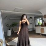 V YAKA ASKI AYARLAMALI DOKULU ASTARLI ELBİSE - KAHVE