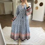 V YAKA BAĞ İPLİ DESENLİ UZUN PAMUK ELBİSE - MAVİ