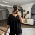 V YAKA DÖKÜMLÜ SİMLİ KISA KOL İNCE TRİKO - SİYAH