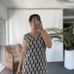 V YAKA SATEN DESENLİ JAKARLI DESENLİ VİSKON ELBİSE - EKRU SİYAH