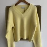 V YAKA YUMUŞAK DOKU YÜN KARIŞIMLI DÜŞÜK OMUZ KAZAK - AÇIK SARI