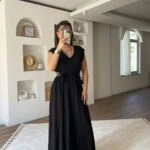 YAN DEKOLTE YIRTMAÇLI DÜŞÜK KOL VİSKON ELBİSE - SİYAH