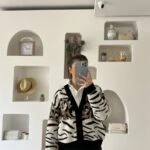 ZEBRA VE LEOPAR DESEN  V YAKA DÜĞMELİ YUMOŞ DOKU HIRKA - SİYAH